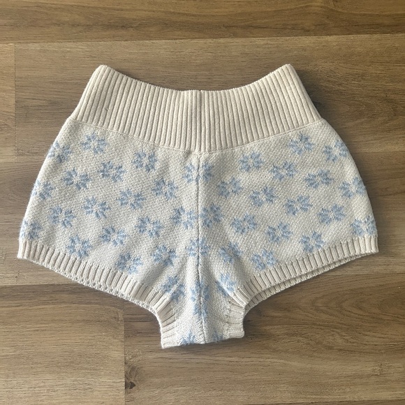 Out From Under Urban Outfitters Snowflake Knit Shorts – Rare - NWOT – Size M - Picture 4 of 7
